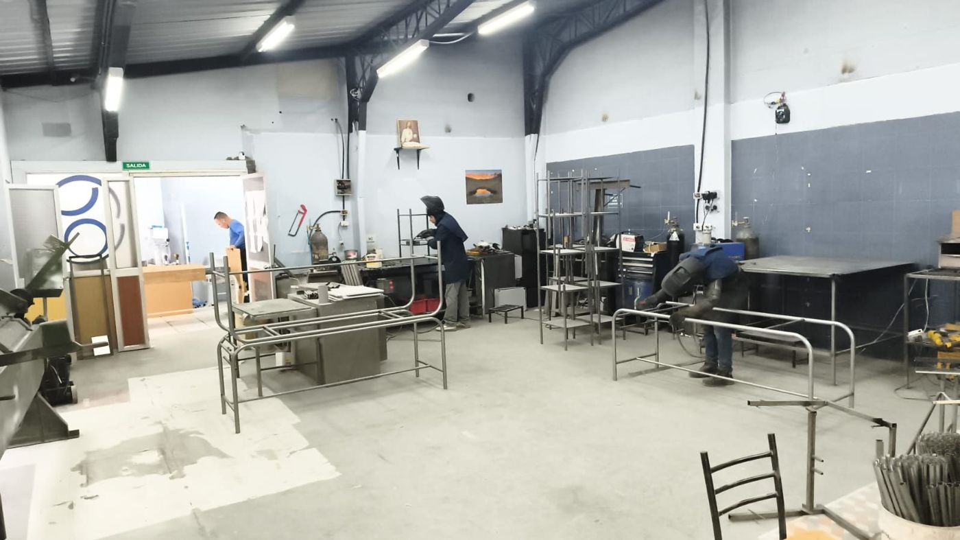 Vista general de nuestro taller con soldadores armando estructuras de camillas y mesas