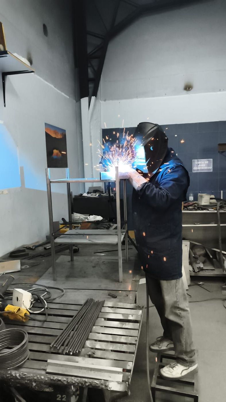 Soldador de Medishop fabricando la estructura de un mueble médico en nuestro taller