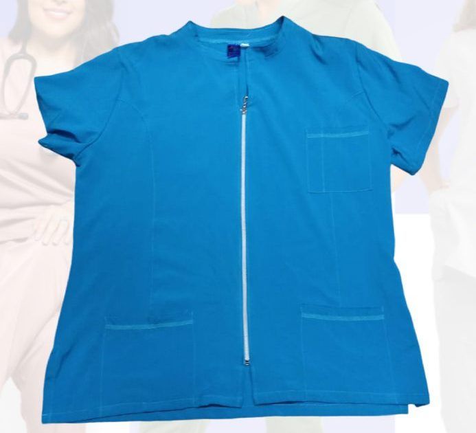 Blusa médica Isabel en color azul con cierre frontal